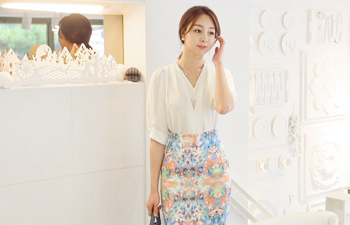 V-neck Wrinkles Blouse (short-sleeved)