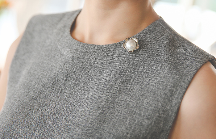 Round pearl brooch flower One Piece
