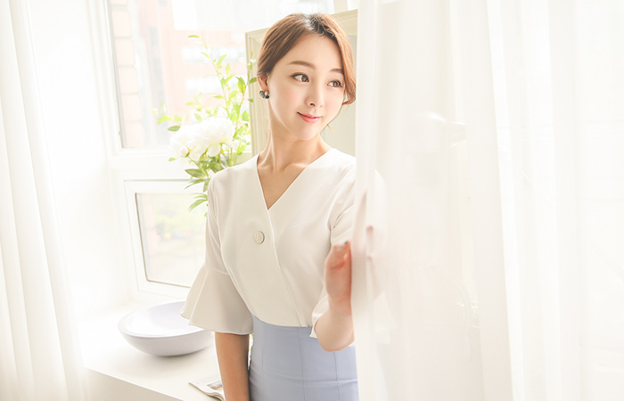 Button V-neck Ruffle Blouse