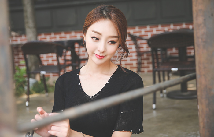 Silver Ball V-neck Knit