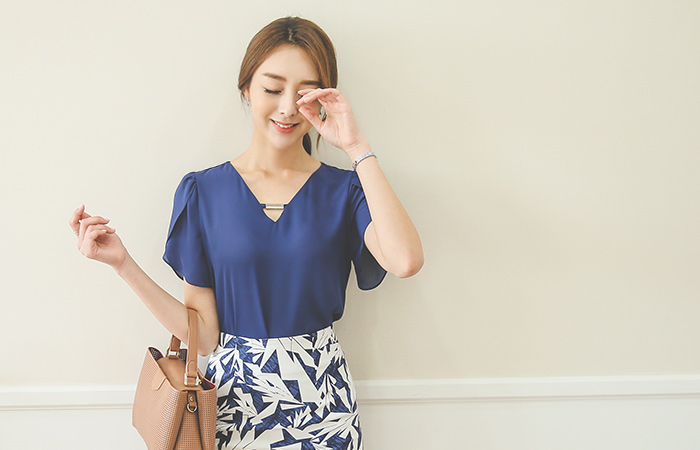 Tulip silver bars V-neck Blouse