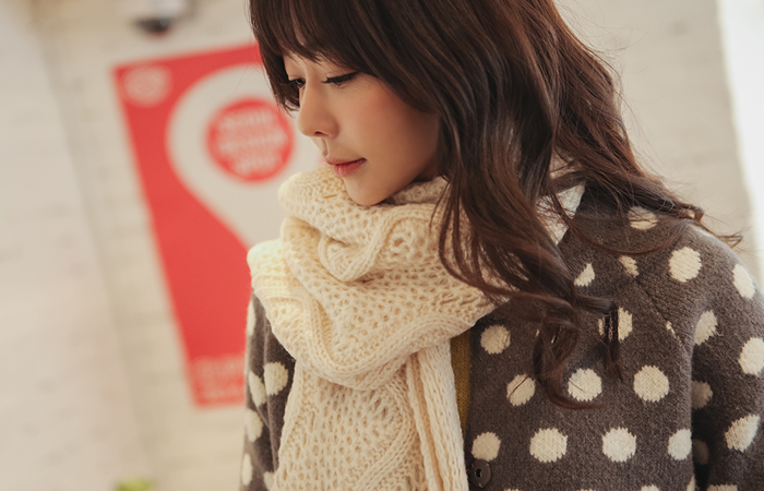 Knit muffler wavy lines