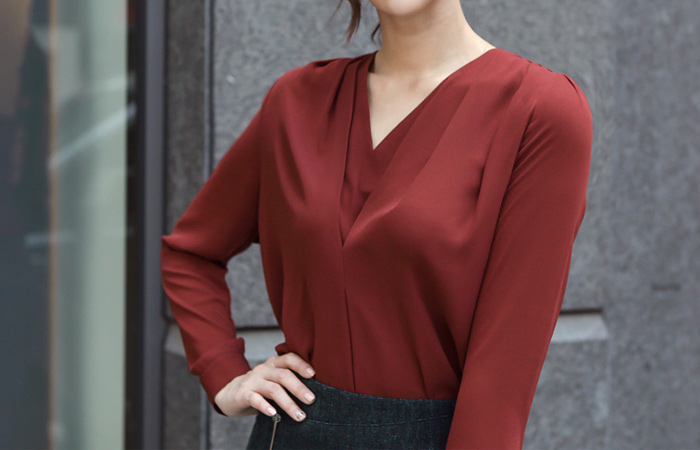 V-neck Wrinkles Blouse (fall)