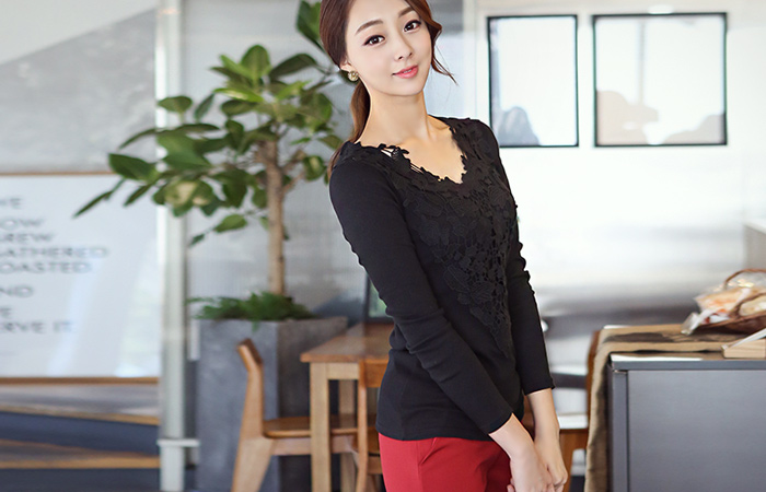 Embroidery lace V-neck corduroy tee