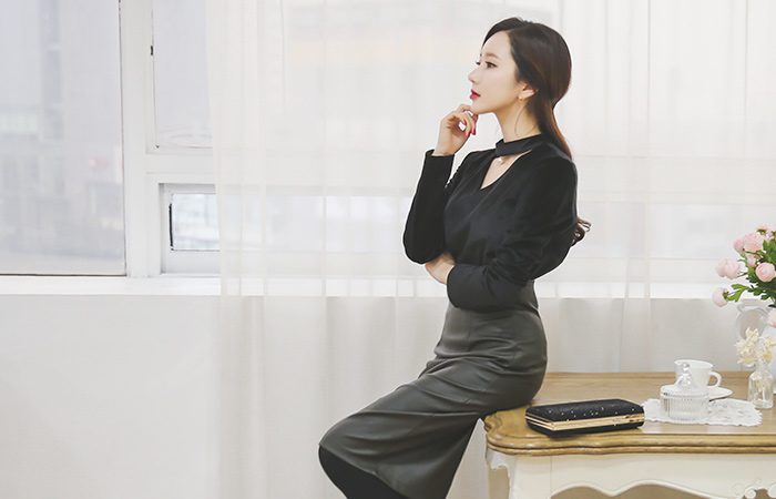 pearl choker neck blouse Velvet Top