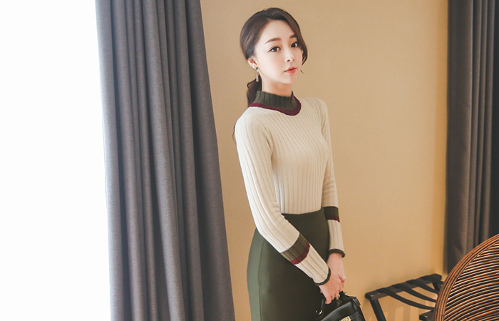 Color line knitted half cushion Paula