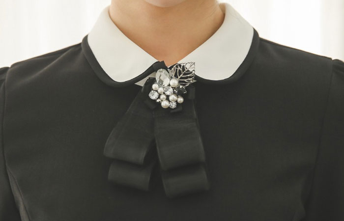 Flat collar antique brooch Dress