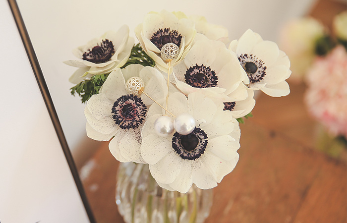 Climb pearl brooch pin