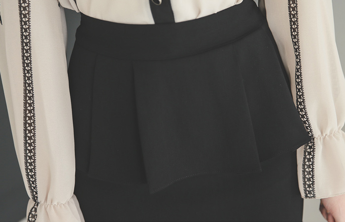 Pleats Slim Skirt Plum page