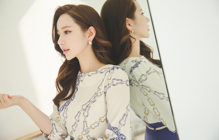 Luxury chain Round Blouse