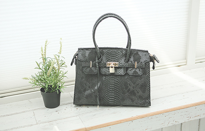 [Models wear30 car] Luxury Black Snake skin tote bag