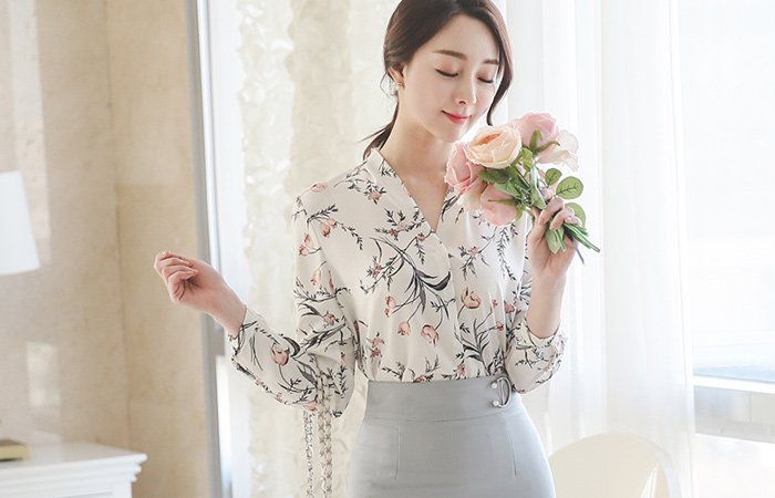 Delhi Floral V-neck Blouse (summer) (Sold-Out)