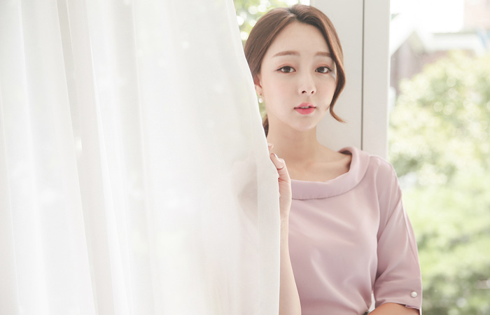 Wide-rolled Silky Blouse