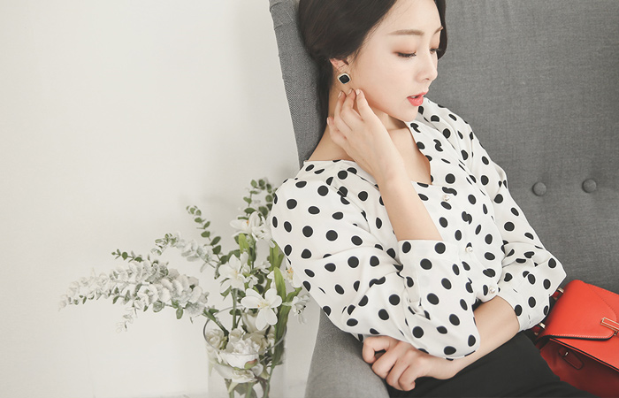 Elle Dot V-neck Blouse