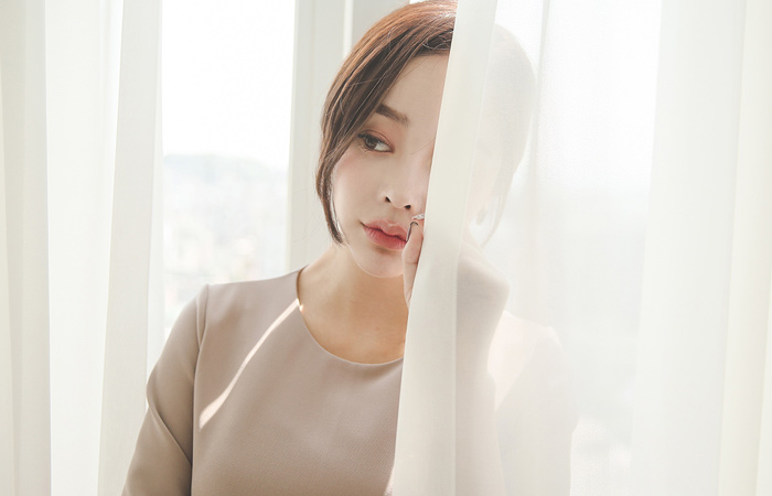 Gather drape pearl brooch Dress