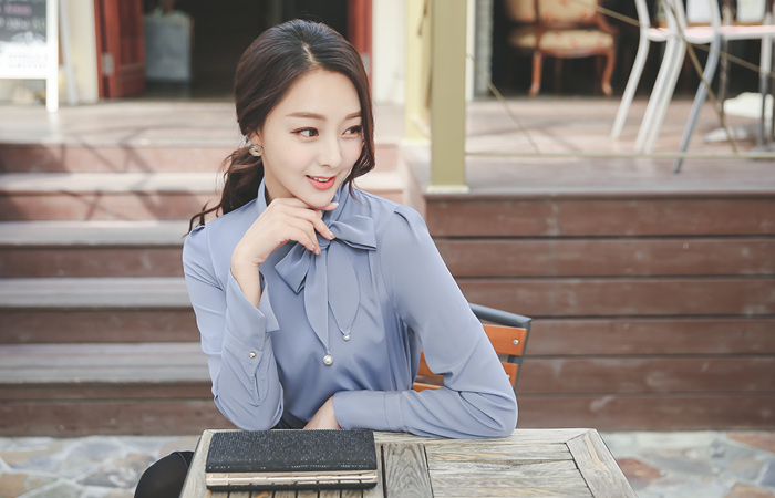 Elegance pearl scarf neck Blouse