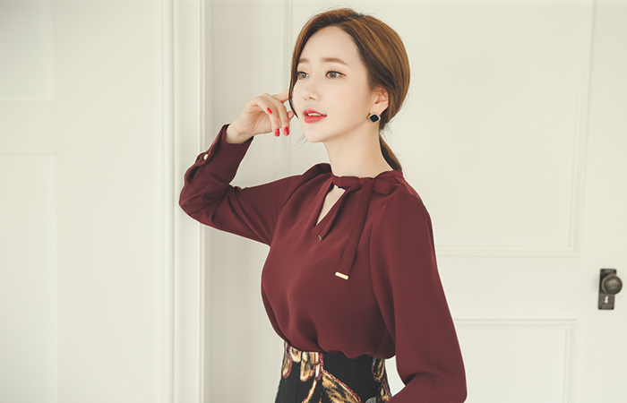 Gold tip ribbon Tie neck Necklace Blouse