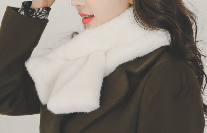 Jenny Soft Fake Fur muffler