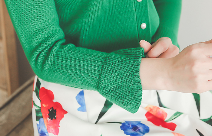 Belle Cuff Pearl Button V-neck Cardigan