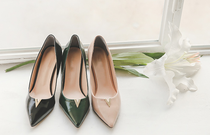 Gold V Tips Enamel Pumps Hill