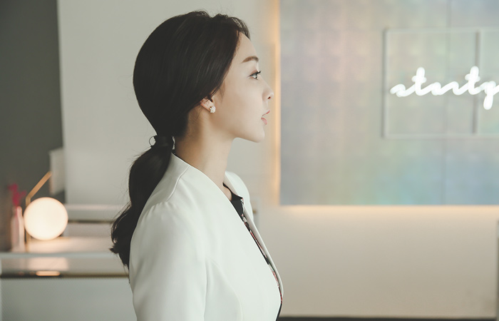 feminine pearl brooch No collar Jacket