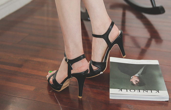 [Models wear33] simple cross Strap Sand Hill