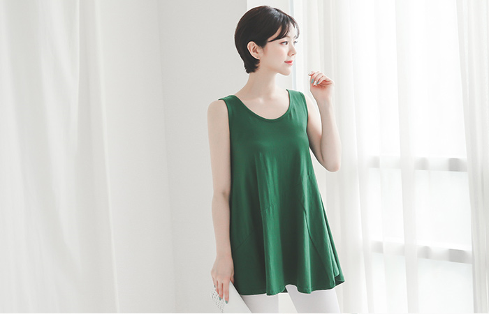 Incision Gather Sleeveless Flare Top