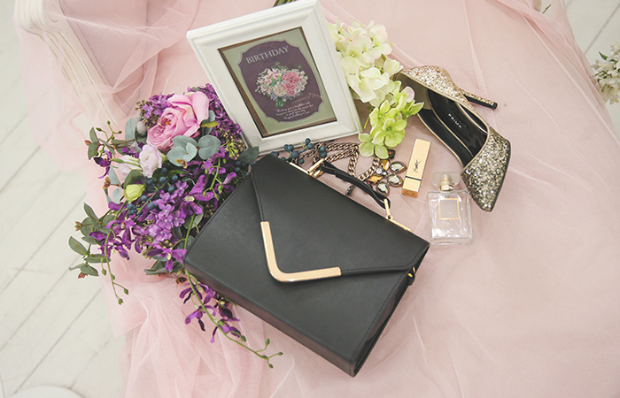 [Models wear34] Gold V Medium Tote Bag