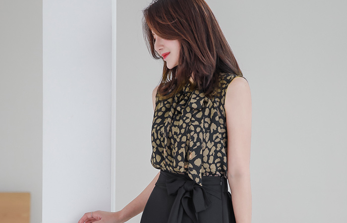 Leopard Scarf Sleeveless Blouse