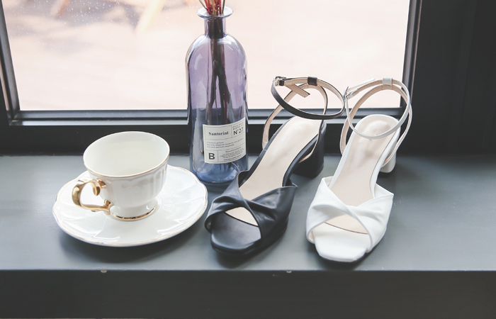 [Models wear34] Romantic twist Strap Middle heel