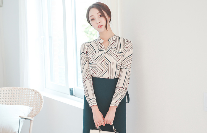 Glam stick pearl chain necklace Blouse