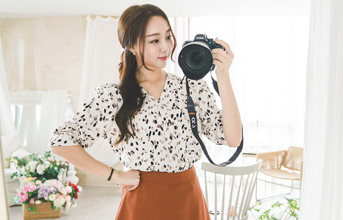 Animal V-neck Puff Blouse