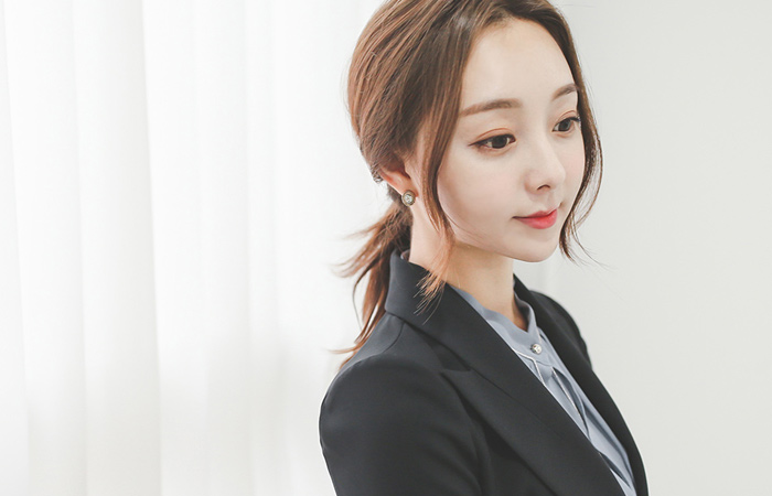 Square One Button Tailored Incision Jacket