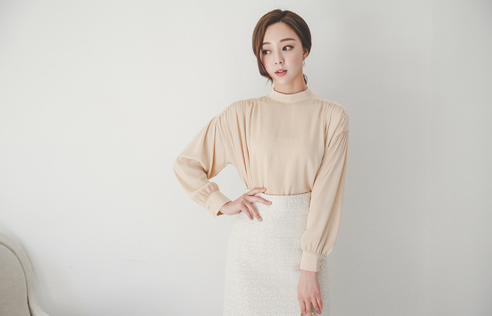 Romance Shoulder Shearing Highneck Blouse