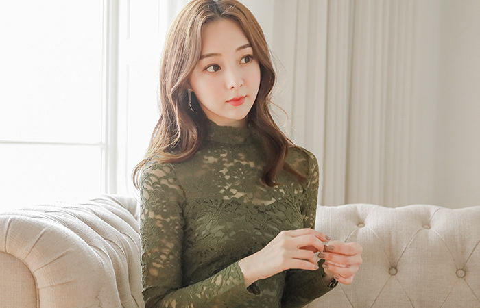 The Race Van High-necked Race Dress