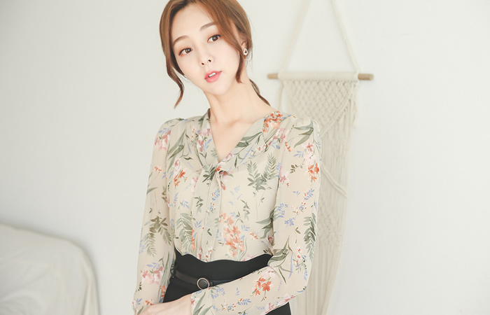 lovely daisy V-neck Blouse