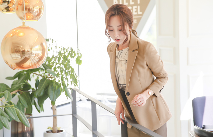 simple pocket one button Taylor Jacket