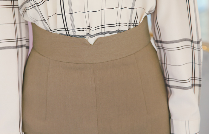 Incision line slit Hline midi skirt