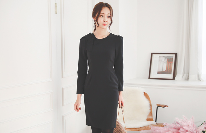 Shoulder Mono Detail simple Round Dress