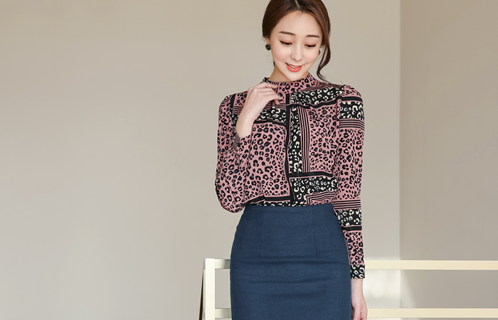 Touching Leopard Pinch Neck Blouse