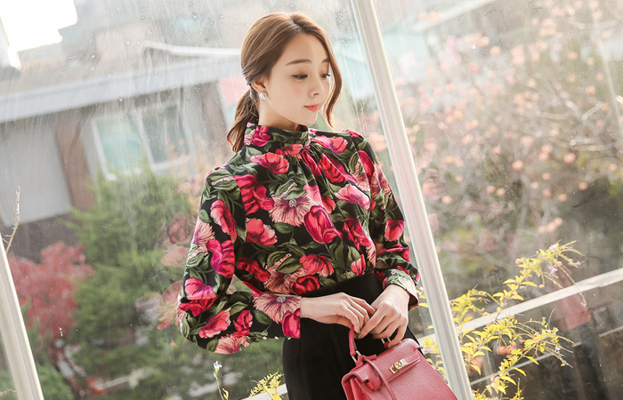 Peony Flower Shearing Neck Blouse