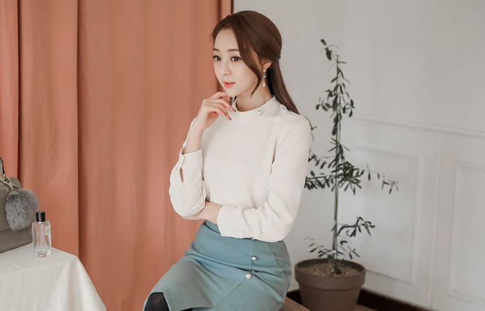 Side pearl Mok Neck Blouse