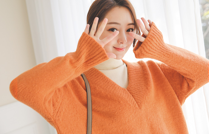 Vivid Deep V Neck Circle Long Knit