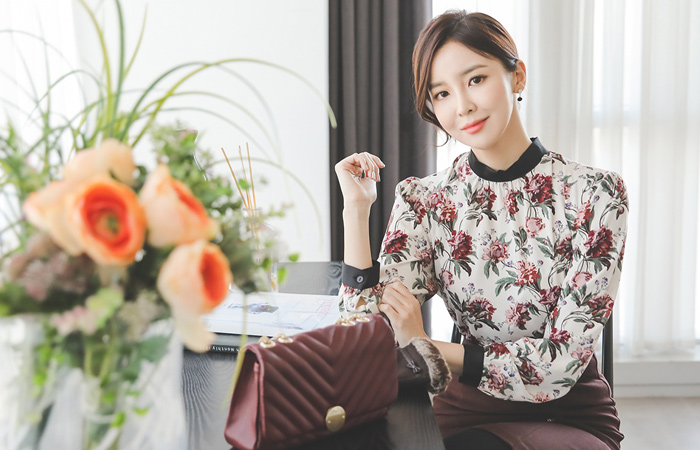 Soft Cedellion Shearing Neck Blouse