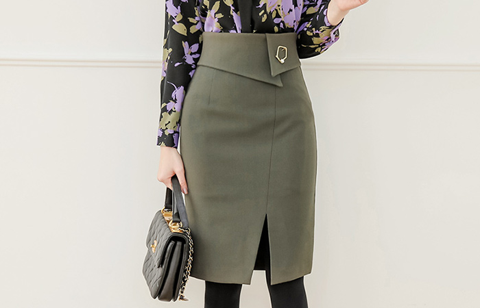 Gold pearl brooch Pepper slit Skirt