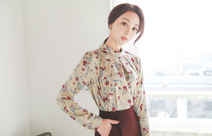 Rose pattern pinch fernel neck Blouse
