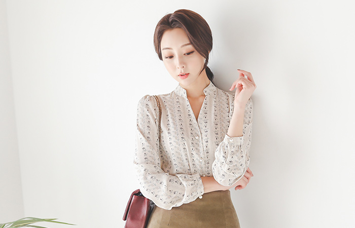 Mandolin Pearl Button No collar Blouse