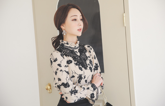 Flower Race Frill Neck Blouse