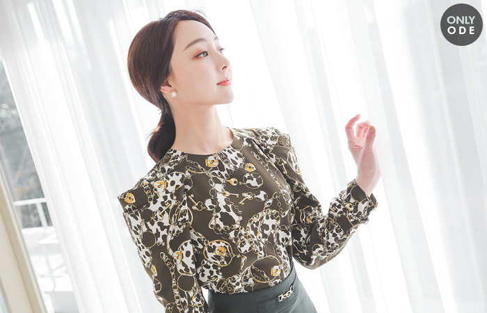 Chain Key Volume Shirring Sleeve Blouse