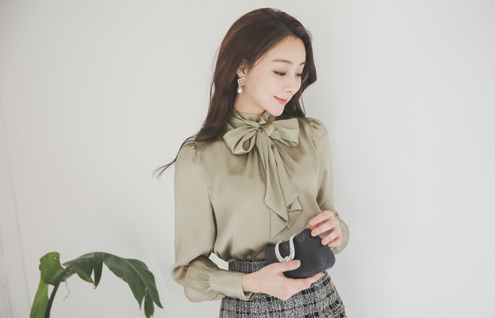 Shining Ribbon Scarf High-neck Gold Blouse